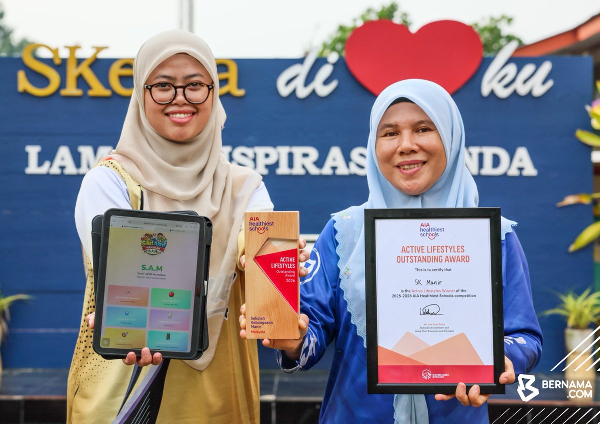 bernamadotcom's tweet photo. 𝗗𝗨𝗔 𝗚𝗨𝗥𝗨 𝗦𝗞 𝗠𝗔𝗡𝗜𝗥 𝗕𝗔𝗡𝗚𝗨𝗡𝗞𝗔𝗡 𝗔𝗣𝗟𝗜𝗞𝗔𝗦𝗜 𝗚𝗔𝗟𝗔𝗞 𝗚𝗔𝗬𝗔 𝗛𝗜𝗗𝗨𝗣 𝗦𝗜𝗛𝗔𝗧 𝗗𝗔𝗟𝗔𝗠 𝗞𝗔𝗟𝗔𝗡𝗚𝗔𝗡 𝗠𝗨𝗥𝗜𝗗

#KualaTerengganu : Peningkatan jumlah murid yang mengalami lebihan berat badan serta tabiat pengambilan makanan dan minuman manis, mendorong dua guru Sekolah Kebangsaan (SK) Manir membangunkan aplikasi digital dikenali sebagai Program SAM (Sihat, Aktif Manirian) bagi membudayakan amalan hidup sihat dalam kalangan murid.

Kejayaan membangunkan aplikasi Program SAM itu turut mengharumkan nama Malaysia, apabila SK Manir muncul penerima Anugerah AIA Outstanding Active Lifestyles 2026 dengan hadiah bernilai USD15,000 menerusi pertandingan AIA Healthiest Schools peringkat Asia Pasifik di Bangkok, Thailand pada 8 Julai.

Aplikasi itu dibangunkan pada awal Januari lepas oleh guru mata pelajaran Sains Zuraidah Hassim, 45, dan guru Bahasa Inggeris Najjah Salaamah Jusoh, 37, susulan pihak sekolah mengenal pasti sebahagian murid kurang aktif, gemar mengambil makanan dan minuman manis serta tidak mengamalkan gaya hidup sihat secara konsisten.

Berita penuh : https://t.co/E9kre9Tamh

📸 fotoBERNAMA 

#BernamaImages 
#BernamaNews 
#ProgramSAM