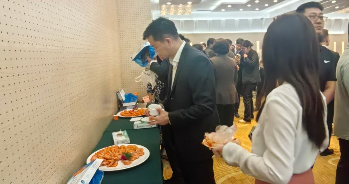 unetv_hn's tweet photo. #Político | Embajada de China destaca crecimiento de las exportaciones de camarón hondureño

La Embajada de China en #Honduras informó que las importaciones de camarón hondureño continúan en aumento en el mercado chino. Además, señaló que, de concretarse los acuerdos comerciales previstos, las exportaciones podrían generar alrededor de 90 millones de dólares en divisas y hasta 7 mil empleos para el país.