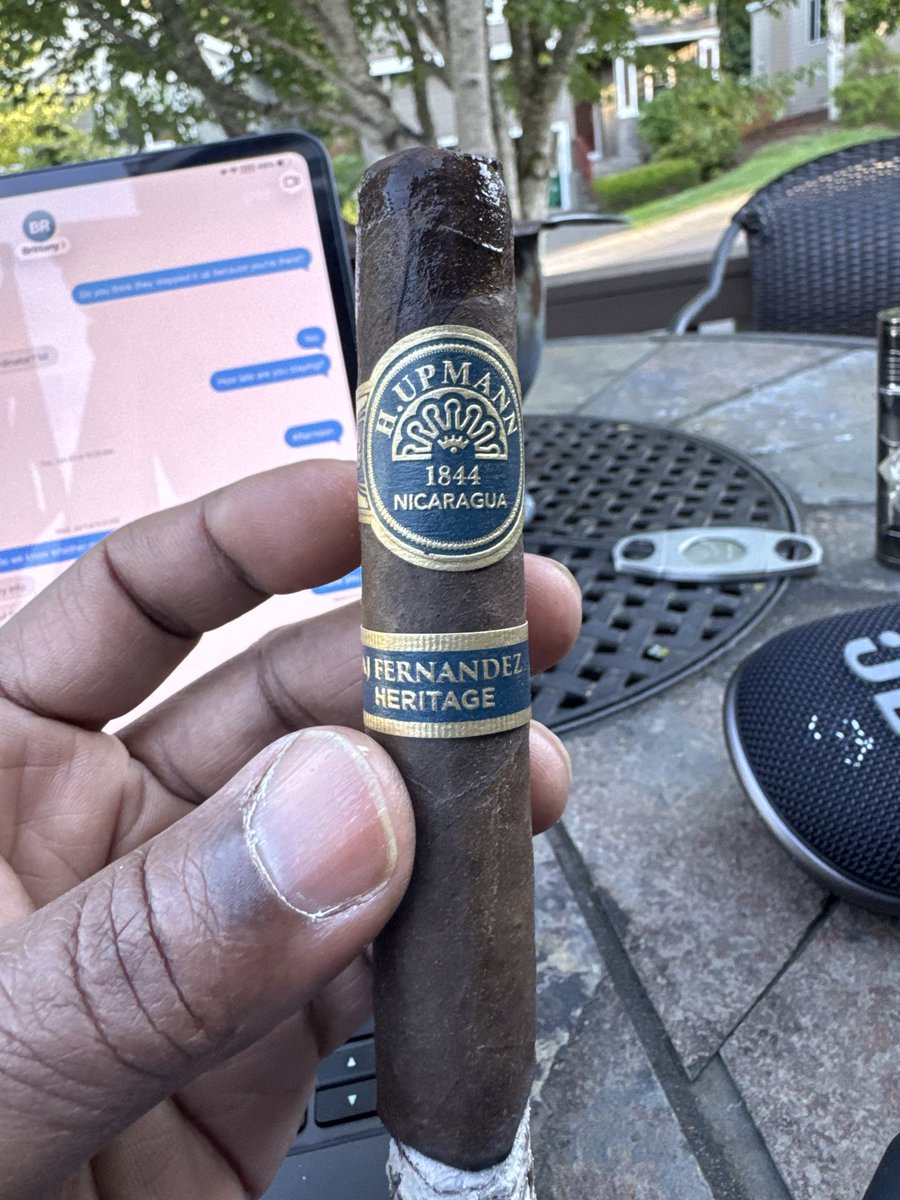 rizza6453's tweet photo. Front porch therapy: The H. Upmann 1844 Nicaragua by AJ Fernandez Heritage never disappoints.
#CigarLife #HUpmann #AJFernandez #CigarSociety #PremiumCigars #NowSmoking #CigarCommunity @JimLovesMB @CigarChairman1 @Steve_CigarGuy https://t.co/fnTO3FWiT8