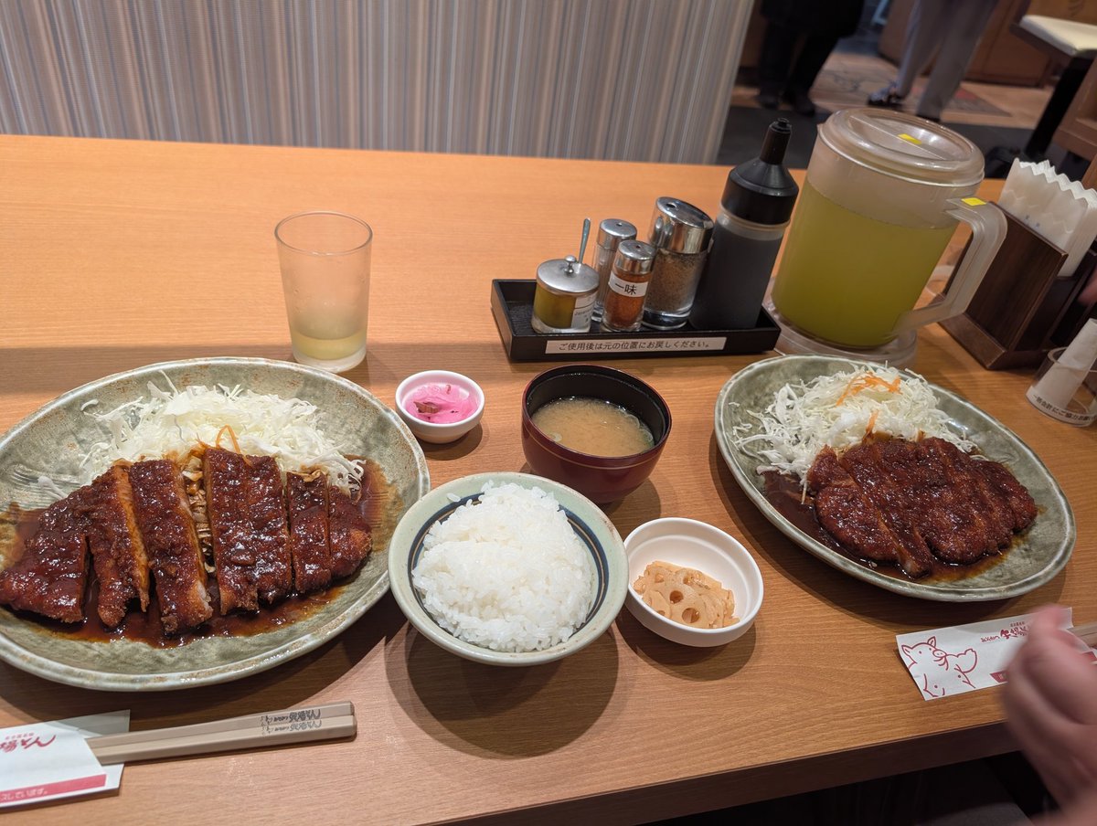chiy_ro's tweet photo. ｴｯﾍｯﾍ会えましたよ！

私が矢場とん食べたことない！って叫んでしまったのでここへ…
と思ったらゆっくりするって雰囲気でもなく😂
初対面前並びではなく、お隣同士でごはんをwww https://t.co/6CH51a1J0E