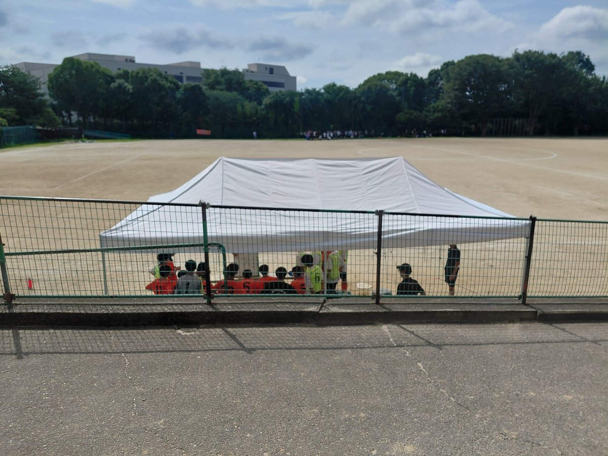 kakinuma007's tweet photo. 週末、中学校総体サッカーが #和名ケ谷中、#栗ケ沢中 開催されるとの情報を聞き付け見学へ。
次男と同期生の教え子達がビックリする程に身体もプレーも試合中の意思表示にも成長を感じ、コーチとして嬉しい時間を過ごせました～
応援の保護者とも言葉を交わし、一生懸命に取り組む生徒の姿から松戸市の未来は明るい！と意見が一致。
皆んな～いつもいつまでも応援してますよ～
サッカー楽しんで！！

#ラビットキッカーズ
#松戸市