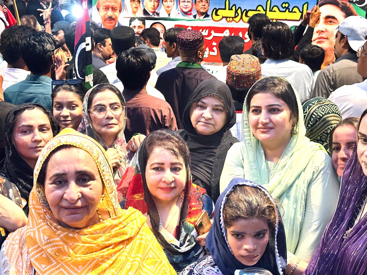 Seemapakistani's tweet photo. “مرسوں مرسوں، سندھو نہ ڈیسوں ریلی۔

@BBhuttoZardari @BakhtawarBZ @AseefaBZ 

 @sharjeelinam @ZulfiBrohii 

#MediaCell @IshratHassan5 #PPP #District #Hyderabad https://t.co/US9y2OQcoP