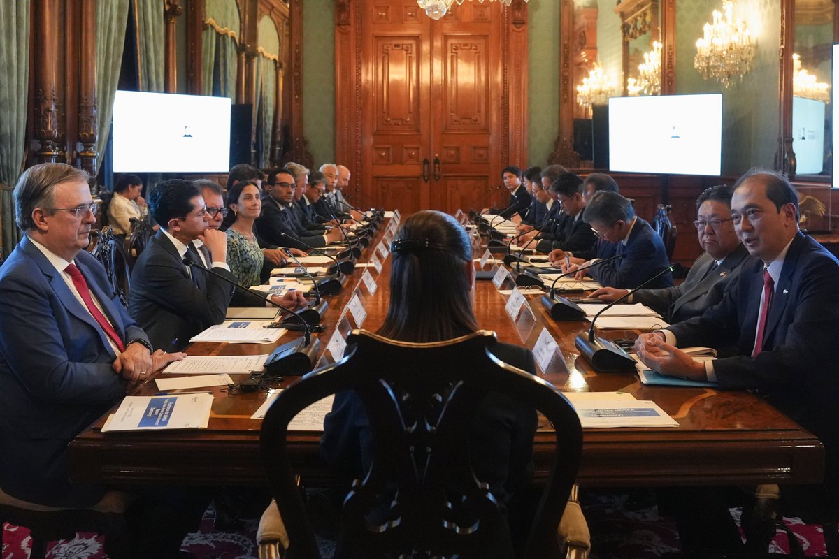 Claudiashein's tweet photo. En Palacio Nacional, recibimos al presidente del Comité Económico México-Japón, Seiji Kuraishi; a integrantes de la Federación Empresarial de Japón; y al embajador Kozo Honsei para conversar sobre inversiones.

En nuestro país existen mil 600 empresas japonesas que generan 350 mil empleos directos.
