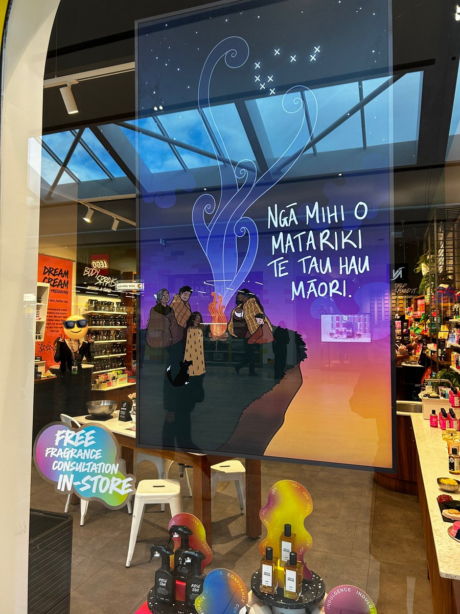 enchanted_bath's tweet photo. NZはMATARIKIでした！LUSHも一緒にお祝い💫マオリの新年を祝うお祭り🌌
写真撮ってたらスタッフさんも入ってくれてた🤣🤣 https://t.co/cVJK1CJFza