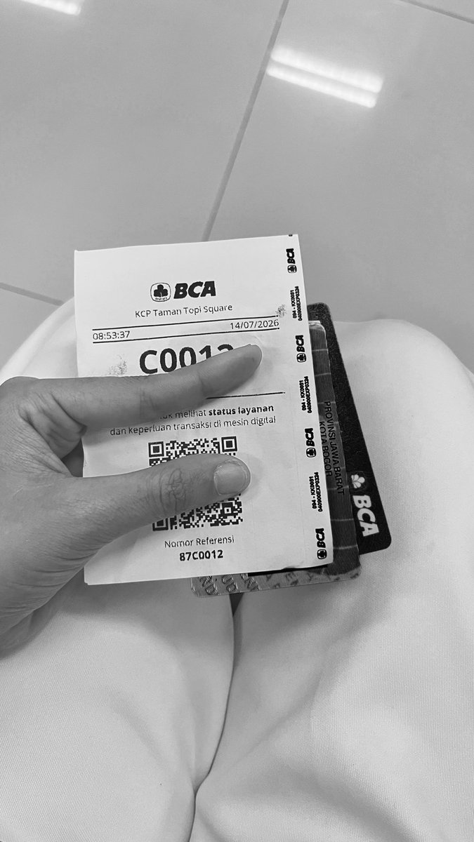 delakssss's tweet photo. mau ganti kartu di mesin sidik jari nya ga kebaca wkwk https://t.co/97csaeke2X