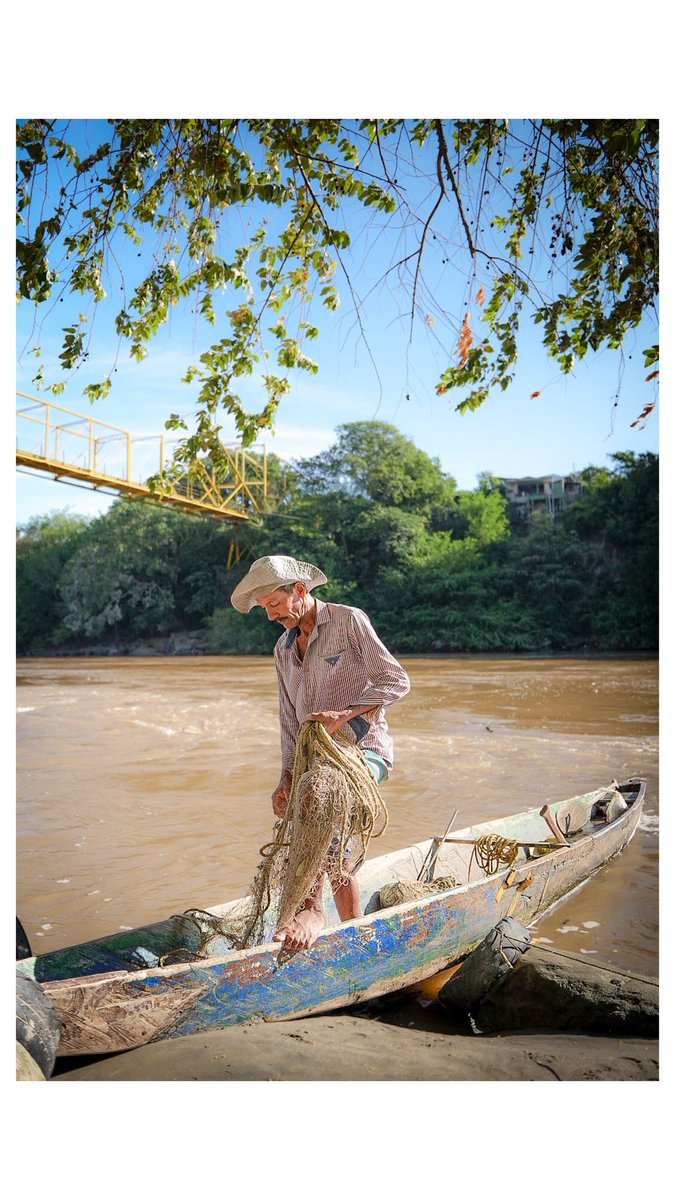 javiermove's tweet photo. Donde la red sostiene la vida.

#FotografíaDocumental
#PescadoresArtesanales
#RioMagdalena
#OficiosTradicionales
#HistoriasQuePermanece https://t.co/GaPUwYgmg5