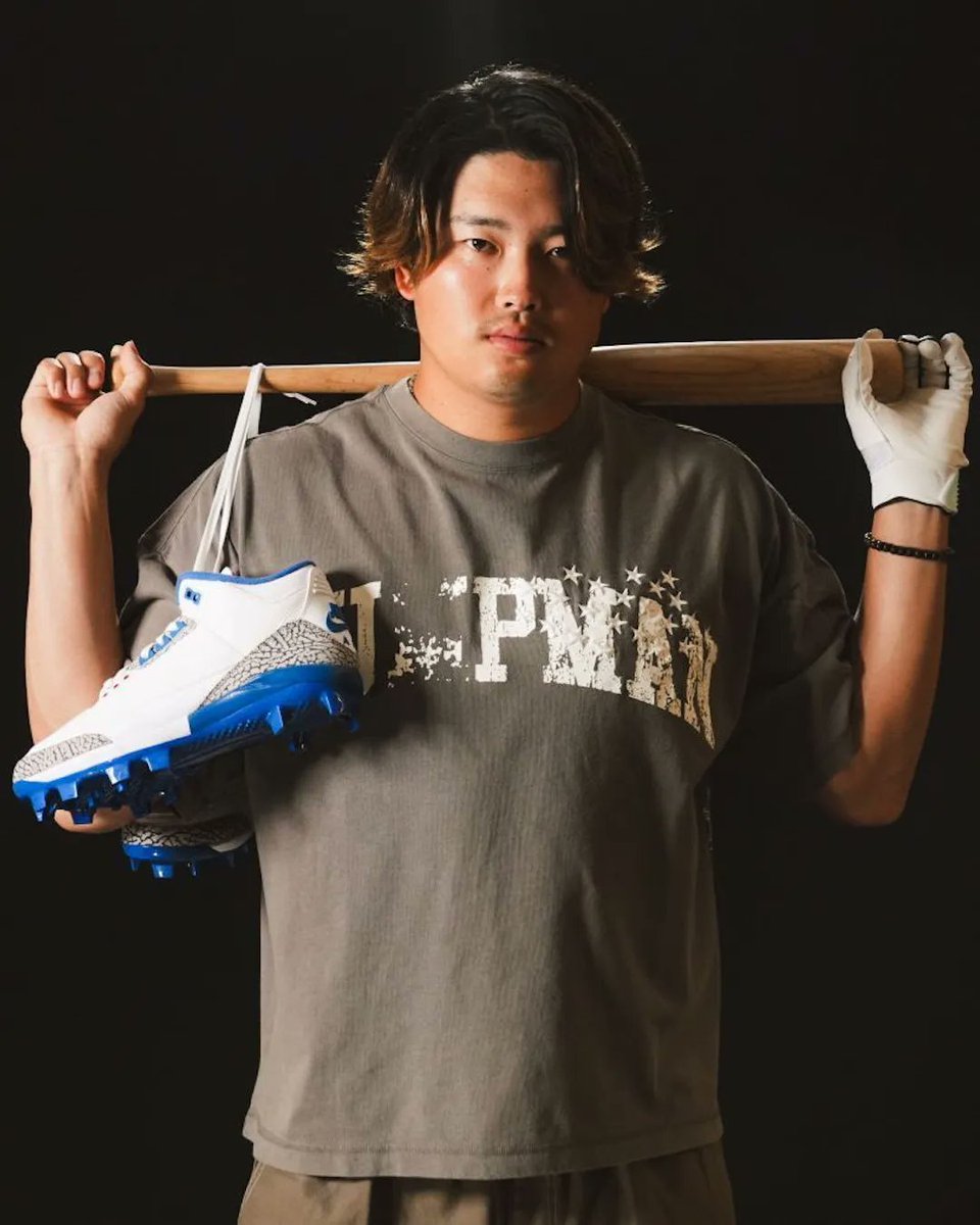 yasuakifujii's tweet photo. MLB シカゴ・ホワイトソックスの 村上宗隆 選手が JORDAN BRAND と契約
https://t.co/fijaV5k7aT

日本人アスリートとしてのジョーダン  ブランドとの契約は、NBAの 八村塁 選手（現ロサンゼルス・クリッパーズ）に次ぐ史上2人目の快挙

また、MLBの日本選手としては初の快挙となる

アーロン・ジャッジ、ムーキー・ベッツ、エリー・デラクルーズといった、MLB の限られたトップスター選手のみが名を連ねる「ジャンプマン」のロースター（契約選手枠）に加わった

- ナイキ ジョーダン