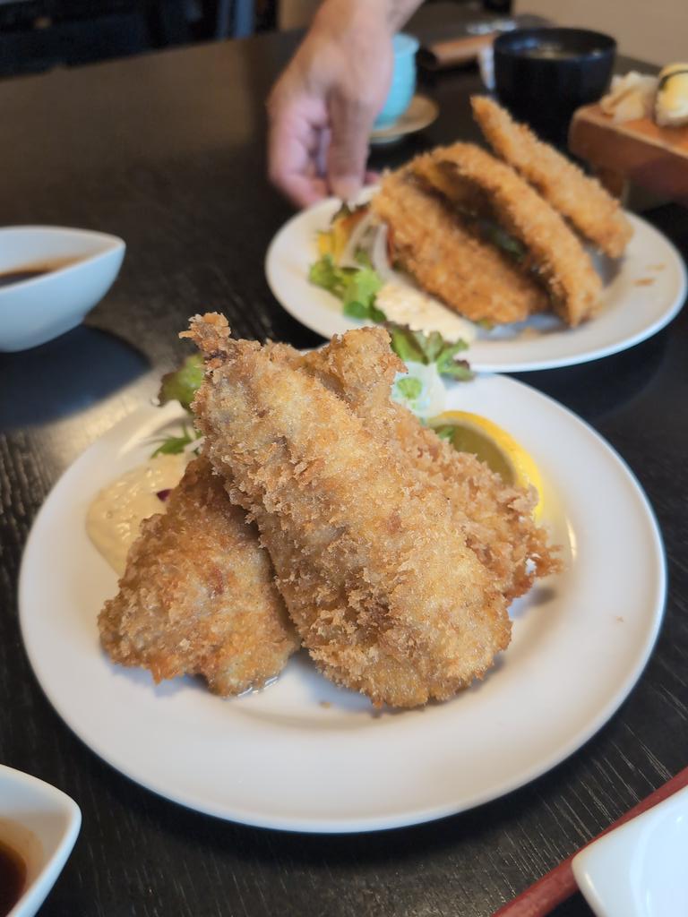 mosate545's tweet photo. おすしやさんセット+黄金アジフライ
義父母と千葉県君津の魚忠さんでランチ
揚げ立て熱々の黄金アジフライは１人前2匹分で中々の食べ応えでタルタルソースも美味しい！ https://t.co/8hdVi4NCxg