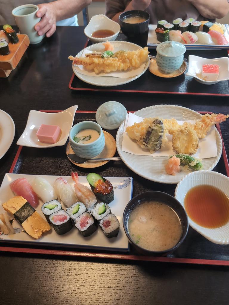 mosate545's tweet photo. おすしやさんセット+黄金アジフライ
義父母と千葉県君津の魚忠さんでランチ
揚げ立て熱々の黄金アジフライは１人前2匹分で中々の食べ応えでタルタルソースも美味しい！ https://t.co/8hdVi4NCxg