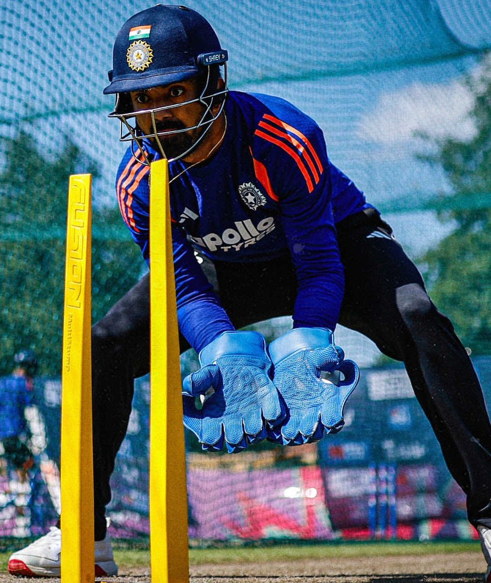 Kunal_KLR's tweet photo. KL Rahul during wicketkeeping drills. ❤️ https://t.co/KjNixIC0RL