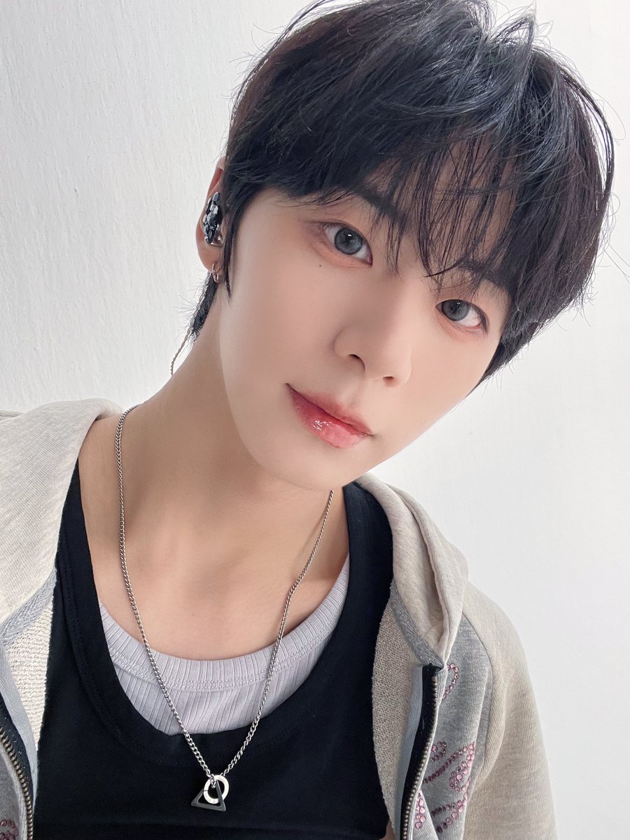 dddm_official's tweet photo. dddm~에 누가 찾아왔~게?  
그래! 바로 아홉(AHOF)이 찾아왔다! 

AHOF | POSE.D Selfie.jpg

@AHOF_official

#AHOF #아홉 #RUN_TO_YOU
#dddm #dududomusic https://t.co/VijdrUYIgW