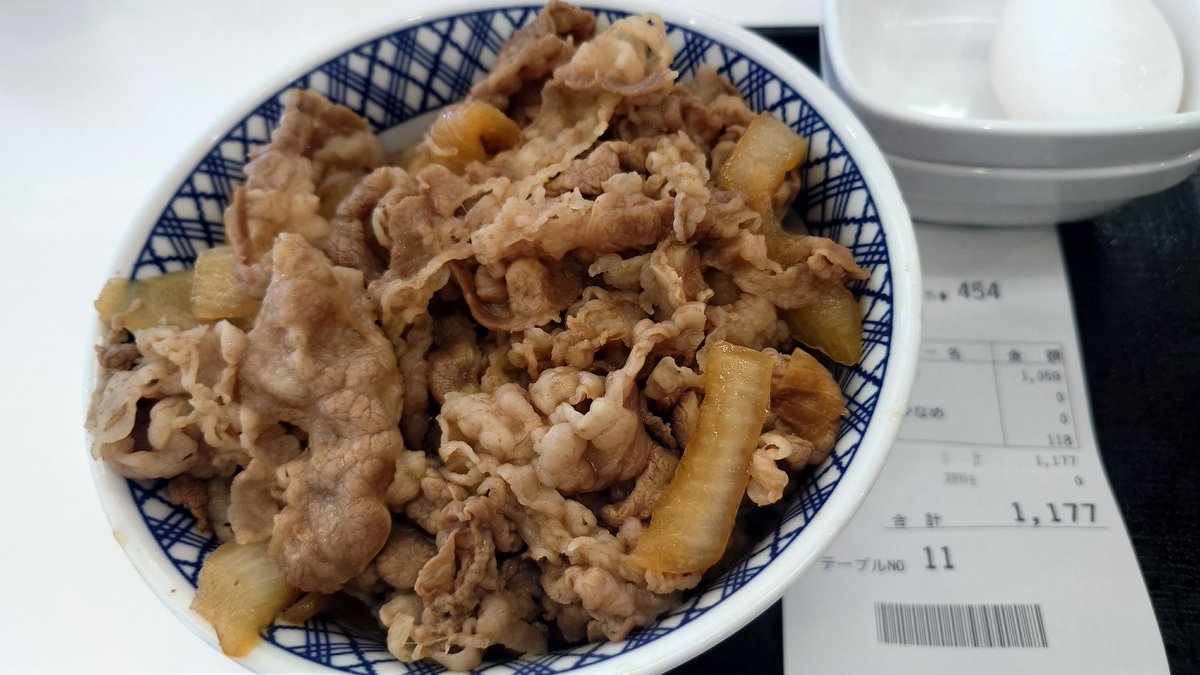 mockun0830's tweet photo. たまたま今、仕事の関係で時間なくて吉野家に入ったんだけど、良く考えたら、一昨日昼は木更津のアウトレットで江戸前天丼、夜は焼鳥屋の大吉で焼き鳥丼、昨日は家でカツ丼だったので、３日間で丼モノばかり食ってる。明日は中華丼かな。(笑) https://t.co/T6xxYku6RN