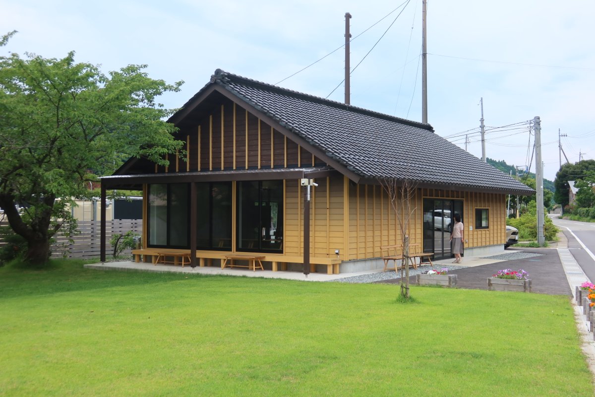 taroigarashi's tweet photo. 能登半島の最先端、クラインダイサムアーキテクツによる狼煙のみんなの家も黒瓦を再利用する。ゴジラ岩を経由し、小学校の体育館を転用したスズ・シアター・ミュージアムと坂茂による潮騒レストランへ。前回訪問時は震災直後で外観のみでしたが、今回はランチをいただく。バスで団体客が来ていました。 https://t.co/SqDdvcErWb
