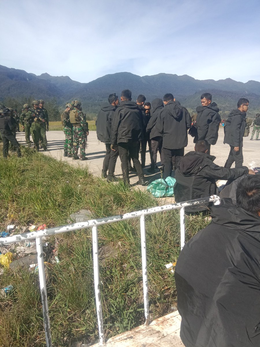 west_Lann's tweet photo. Pendoropang Militer Indonesia di Papua 2026 https://t.co/ZWPnW5LwAS