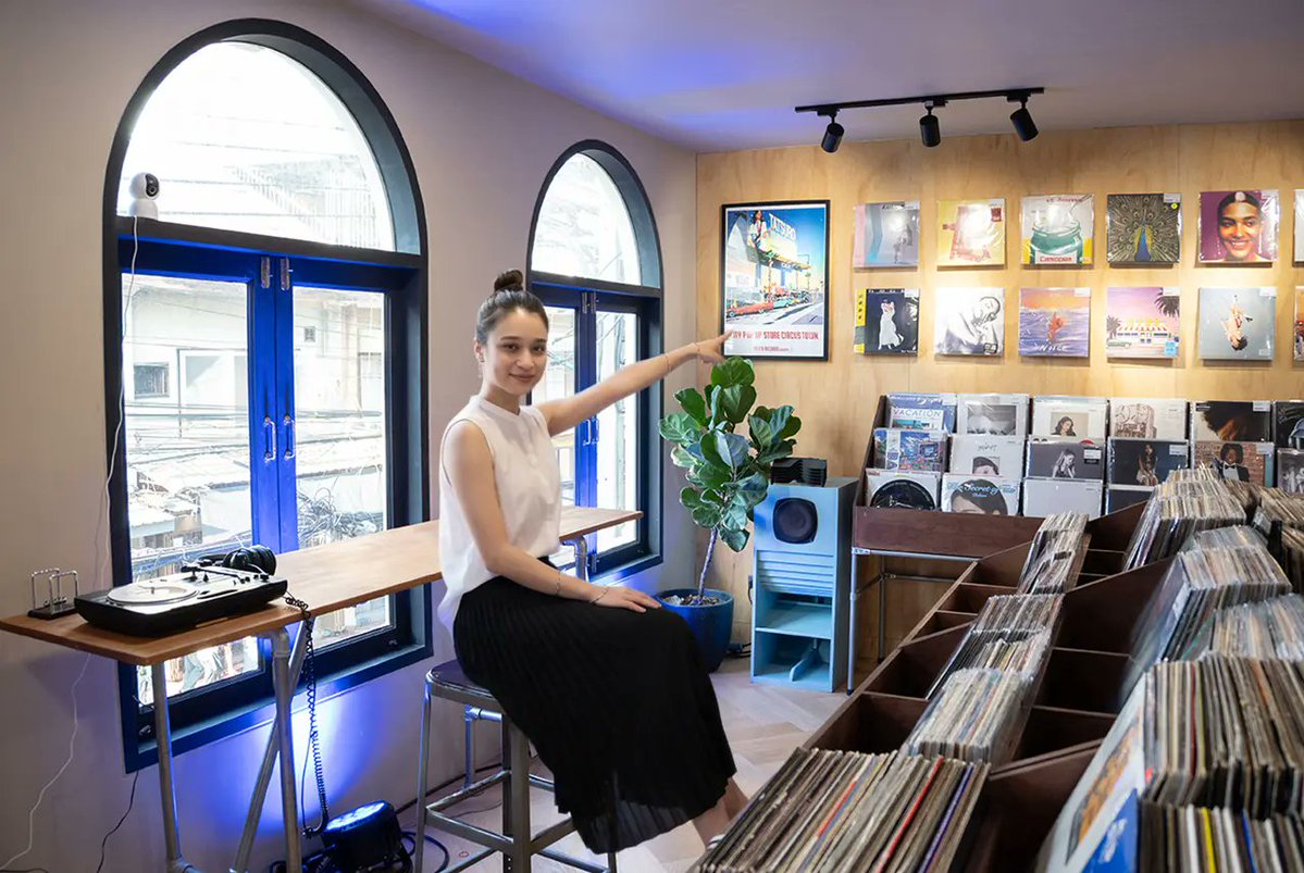 rootdownTh's tweet photo. ソンワート通りのSober Record Barが入居するビルには2階に同一オーナーのレコード店があります

オーナーはタイの方ですが、大のシティポップ・ファンでした！

壁に貼られた山下達郎のポスター、カセットテープ棚には竹内まりやの作品などもありました

#タイ
#バンコク https://t.co/an4rKSDBPY