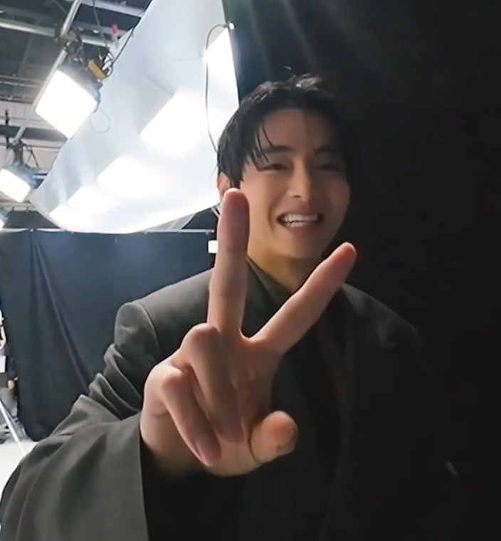 thvslutty's tweet photo. 🐻Hi, this is V. 

with his cute boxy smile..my baby 😭 https://t.co/DqptqOVzfH