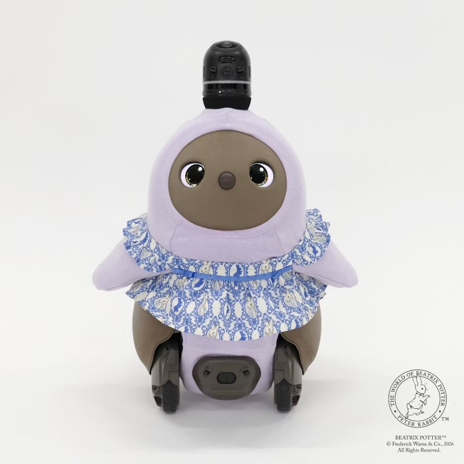 LOVOT_official's tweet photo. ＼🐰Peter Rabbit × LOVOT／
ヴィクトリアンブルーワンピース
➡︎https://t.co/HeOVmj1IZZ
#ピーターラビット #PeterRabbit

Peter Rabbitの世界観を美しいブルーで表現した、こだわりのAラインワンピース。鮮やかなプリント生地に肩紐のフリルが重なり、ふんわりとした美しいシルエットがLOVOTをより愛らしく演出します。後ろ姿のアクセントになるウッド調ボタンやキャラクターネームなど、細部にまでこだわって仕上げました。