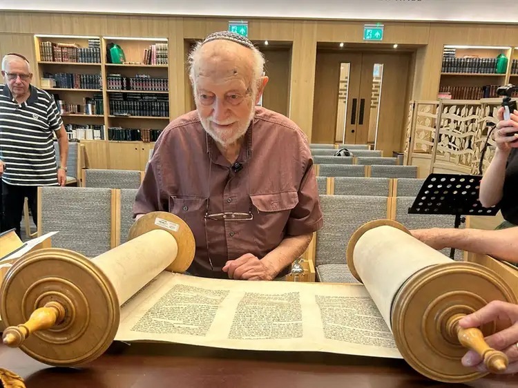 KolHaolam's tweet photo. A 100-year-old Holocaust survivor received an aliyah in a London shul from the same Sefer Torah he leined his bar mitvzah parsha 88 years ago in Cologne, Germany. Kurt Marx said sadly that of his Kindertransport group, “There are only two of us left — the Sefer Torah and I.” https://t.co/dvLjyghdzw