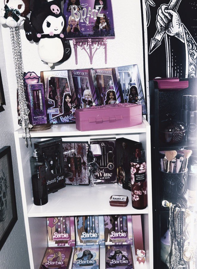 BloodstainedBun's tweet photo. I just got a shelf for my makeup yippie #makeup #vanity #shelf https://t.co/wLcFrF1x02