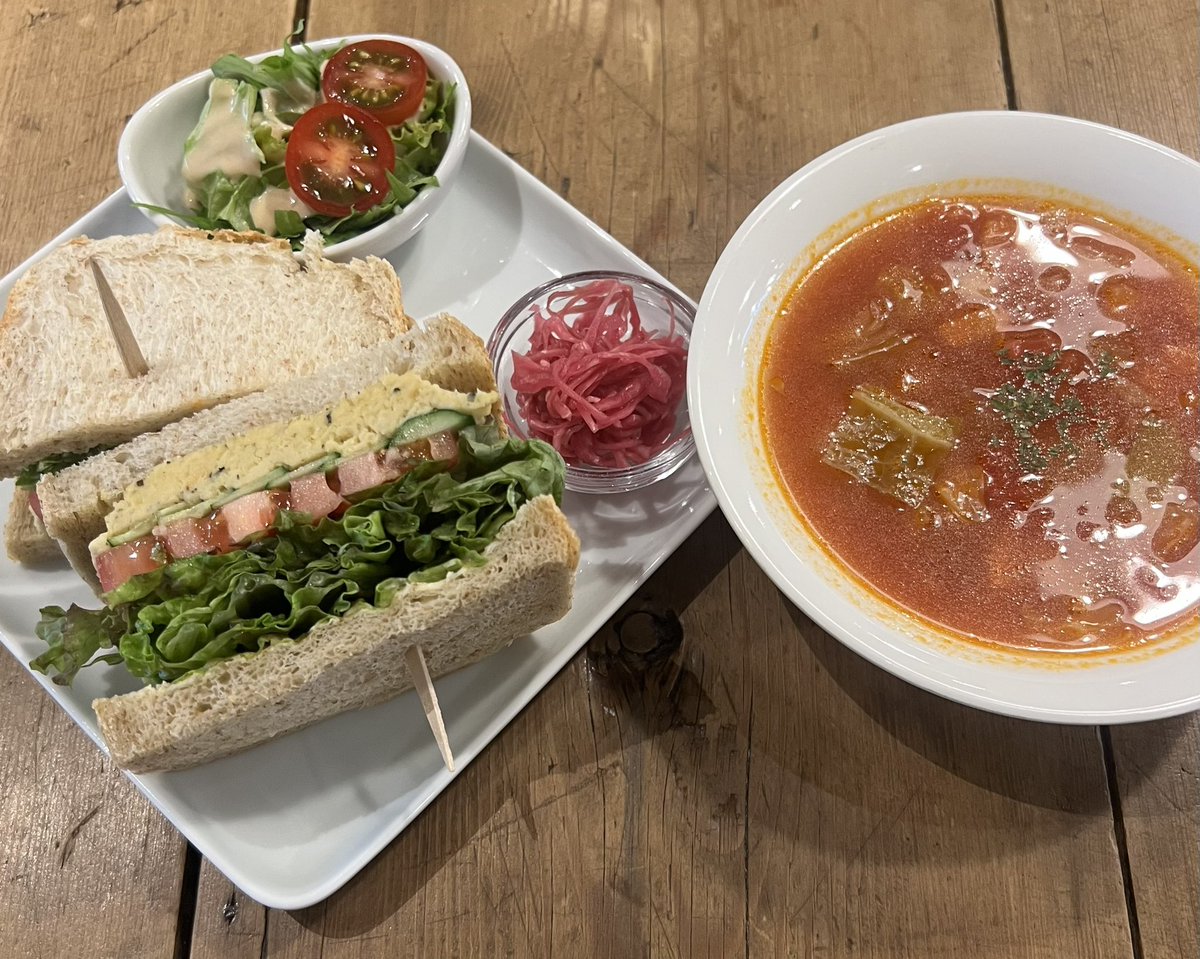 sasayacafe's tweet photo. ランチスタートしています。
本日のToday's Sandwichは
野菜もたっぷり味わえる
ミネストローネスープ付き
「フムスサンドイッチ」です。
「テンペカツライス」もご用意しております。
ご来店お待ちしております🧑🍳
#vegan #sasayacafe #フムスサンドイッチ
#錦糸町カフェ https://t.co/0VBsFPlgiP