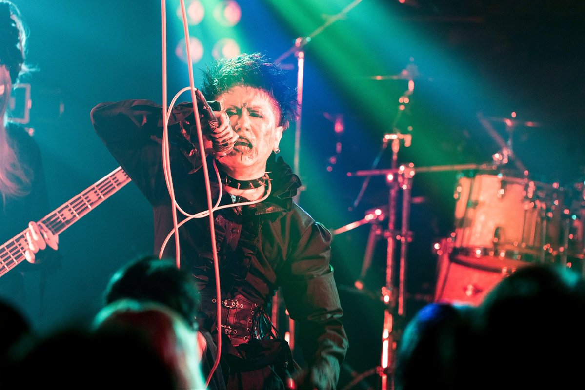 FAKEDAWN2099's tweet photo. 僕のバンドには優しい曲は無いのか。泣
お弁当箱の歌が無事に終了しましたがシャウトの酷使で喉が瀕死です。

1時間くらい喋らない作業を進行します。

昔は歌うのが苦手よりの嫌いだったんだけど今は毎日曲作ったり、歌ったりしていて不思議なもんです。

で、今も生きている。

#鬼堕くん
#FAKEDAWN https://t.co/jmQ6YrWQZC