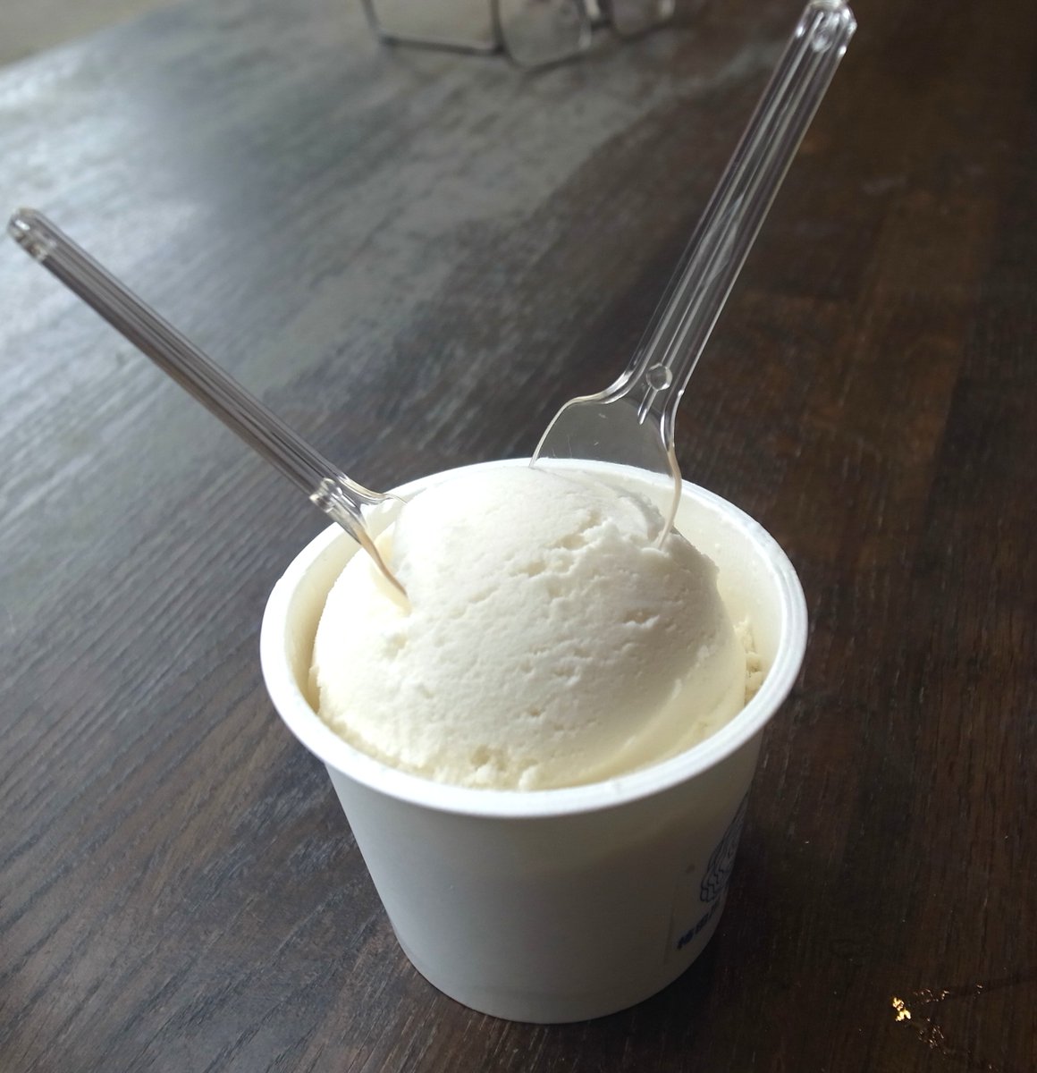 oybreeder1's tweet photo. 湧水で作った豆腐は旨そう。豆腐アイスを売っている店がある。抹茶やイチゴ味もあるが、シンプルなバニラを購入。一口で豆腐を感じる。豆乳ヨーグルトを常食している私にはよくなじんだ味。三島大社では福太郎餅を購入。ヨモギ餅にこし餡を乗せたシンプルな作りだが、後口の良いさわやかな味わい。 https://t.co/FjnnDq8u7r