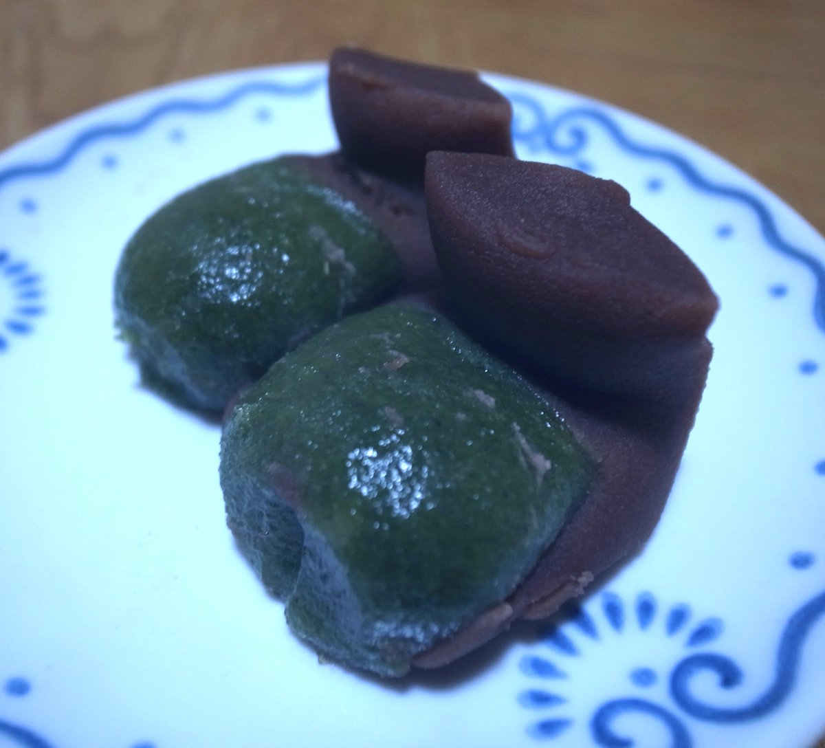 oybreeder1's tweet photo. 湧水で作った豆腐は旨そう。豆腐アイスを売っている店がある。抹茶やイチゴ味もあるが、シンプルなバニラを購入。一口で豆腐を感じる。豆乳ヨーグルトを常食している私にはよくなじんだ味。三島大社では福太郎餅を購入。ヨモギ餅にこし餡を乗せたシンプルな作りだが、後口の良いさわやかな味わい。 https://t.co/FjnnDq8u7r