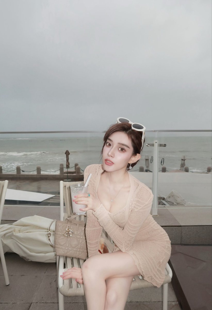 Yvoneraa's tweet photo. #美女 #女神 #空姐 #反差 #反差婊 #反差感 #女神婊 随时有时间 https://t.co/hQ0o2rlOeW