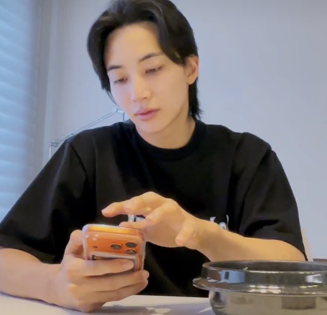 twelve486's tweet photo. 정한님 뒤에 카드 보여요 https://t.co/ZbZLUEpu87