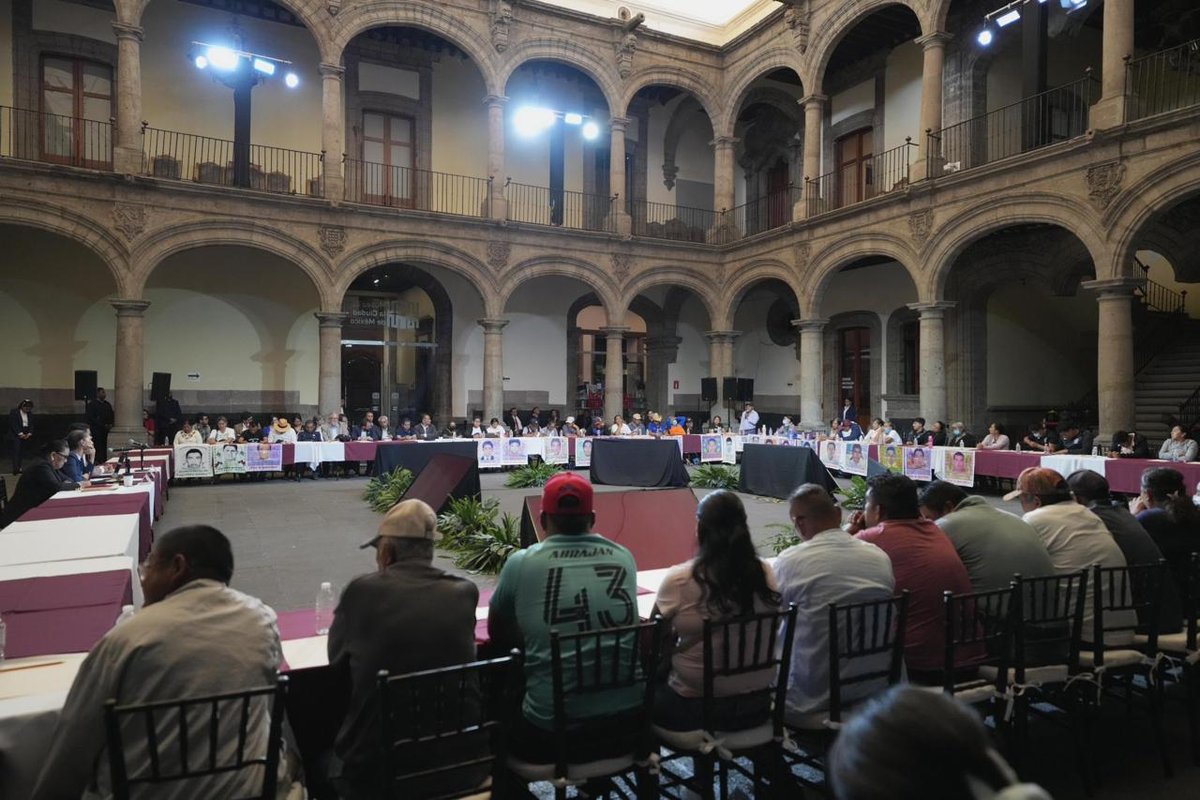 ONUDHmexico's tweet photo. Sobre el caso #Ayotzinapa, refrendamos nuestro compromiso de seguir acompañando a las víctimas en la búsqueda de la verdad y la justicia. Reconocemos los aportes de la asistencia internacional y el trabajo de las organizaciones de la sociedad civil que han asesorado a las familias desde el inicio. La ONU-DH mantiene su disposición de seguir aportando a los esfuerzos institucionales e investigaciones en curso que permitan consolidar los avances y esclarecer una herida que permanece abierta.