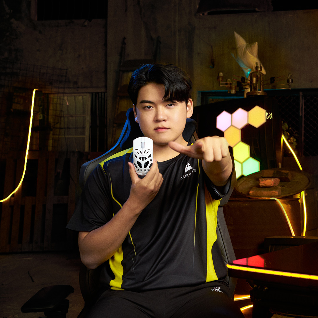 CORSAIR's tweet photo. We're still not over it 🤩 Give it up to @gumayusi_min and HLE for an incredible performance at MSI and winning the whole thing 🎉🏆 https://t.co/eTXNjiUrvQ