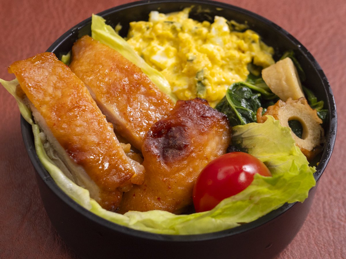 infogripdotnet's tweet photo. 間に合いました #お弁当。メインは鶏もも肉の味噌漬け焼き。カボチャとゆで卵のサラダ。小松菜と竹輪の炒め煮。主食は、中華風ピリ辛 #豚角煮 の丼です。今日は肉肉しいお弁当になりました。深夜1時から今まで仕事。一寝入りしたいけど、そうはいきません。#角煮丼 作って、一日をよーいドン。。 https://t.co/GfkgS3HFcr