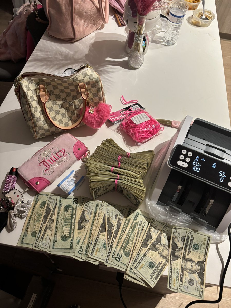 Fineasssstuv's tweet photo. Went clubbing and made this, you ain’t talking money u ain’t talking shit 🤫🙅‍♀️ https://t.co/KMqS5n2mNo