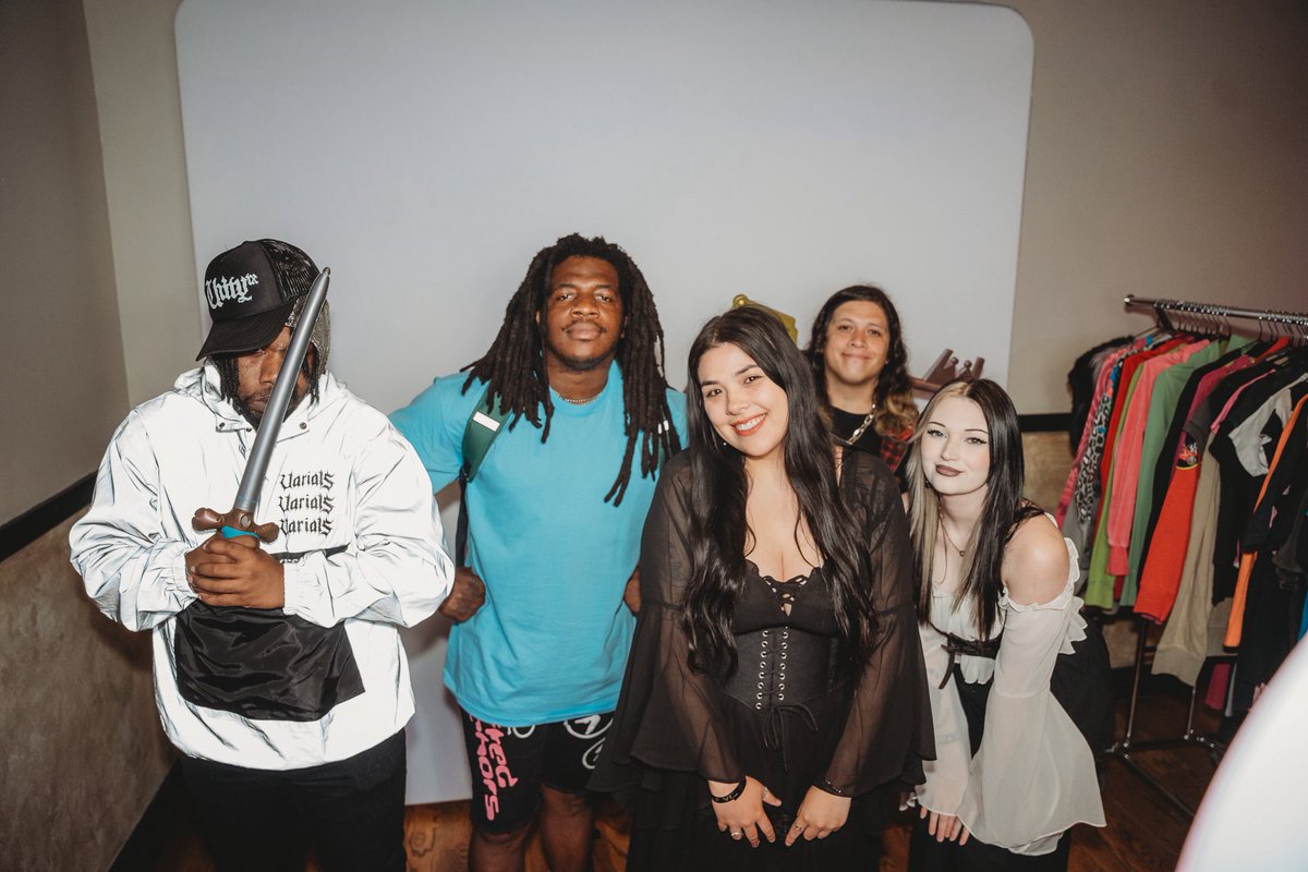 hellyeahkat's tweet photo. emo nite tx dream team! https://t.co/OLtsDkKklf
