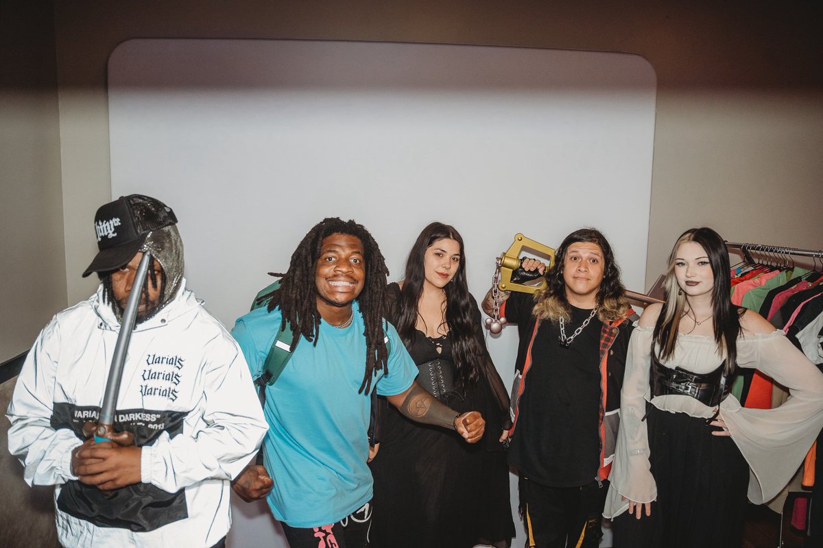 hellyeahkat's tweet photo. emo nite tx dream team! https://t.co/OLtsDkKklf