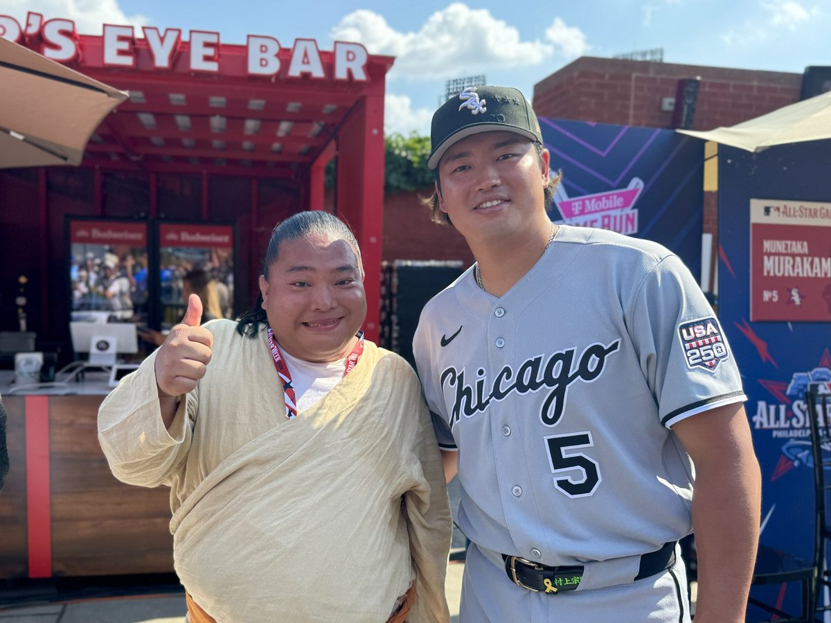 TBS_VIVANT's tweet photo. 🥁 #ドラムアメリカに行く 🇺🇸
ドラムはNYを離れ
フィラデルフィアに到着🚗

#MLBオールスター の囲み取材で
#山本由伸 選手と #村上宗隆 選手に直撃⚡️

ノーアポだったのにも関わらず、
お2人とも #VIVANT を見て下さっていて
続編が楽しみと言ってくれました👍✨

暑い中、目線を送り続けて気付いてもらえてよかったね、ドラム！

🔴7/15 あさ9時から生中継⚾️