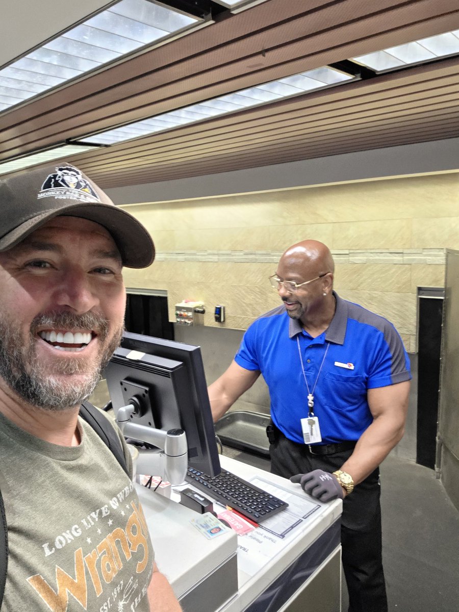 IrishLacedTacos's tweet photo. James at the Las Vegas airport front desk is why I personally continue to fly @SouthwestAir. You can't beat their customer service. Outstanding job James!!!!! https://t.co/5RfnhEvnap