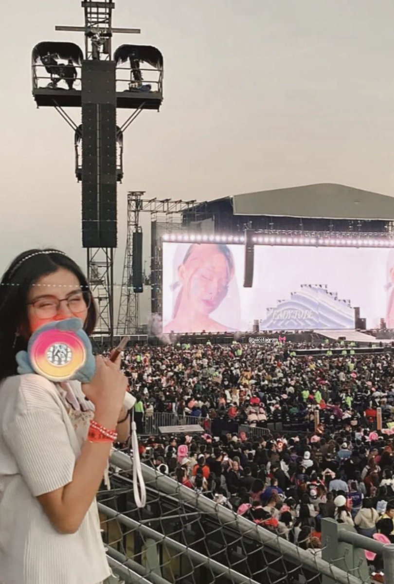 lbeomthv's tweet photo. mencion honorifica porque conoci a twice t fui a ver a hobi tmb <3 https://t.co/31G0enA4bU