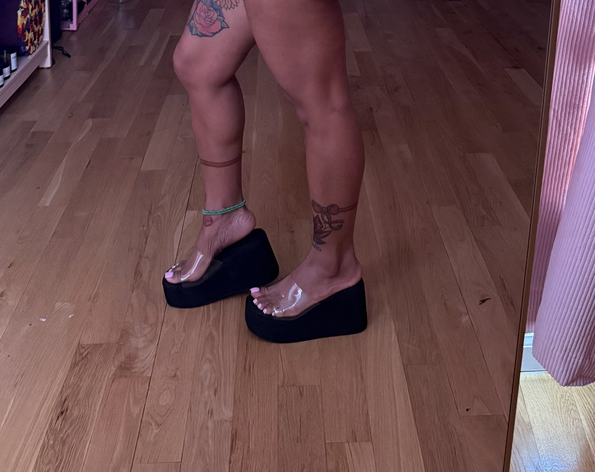 that_foot_girl's tweet photo. Rate these shoes 👀 https://t.co/yEzX9NF38r