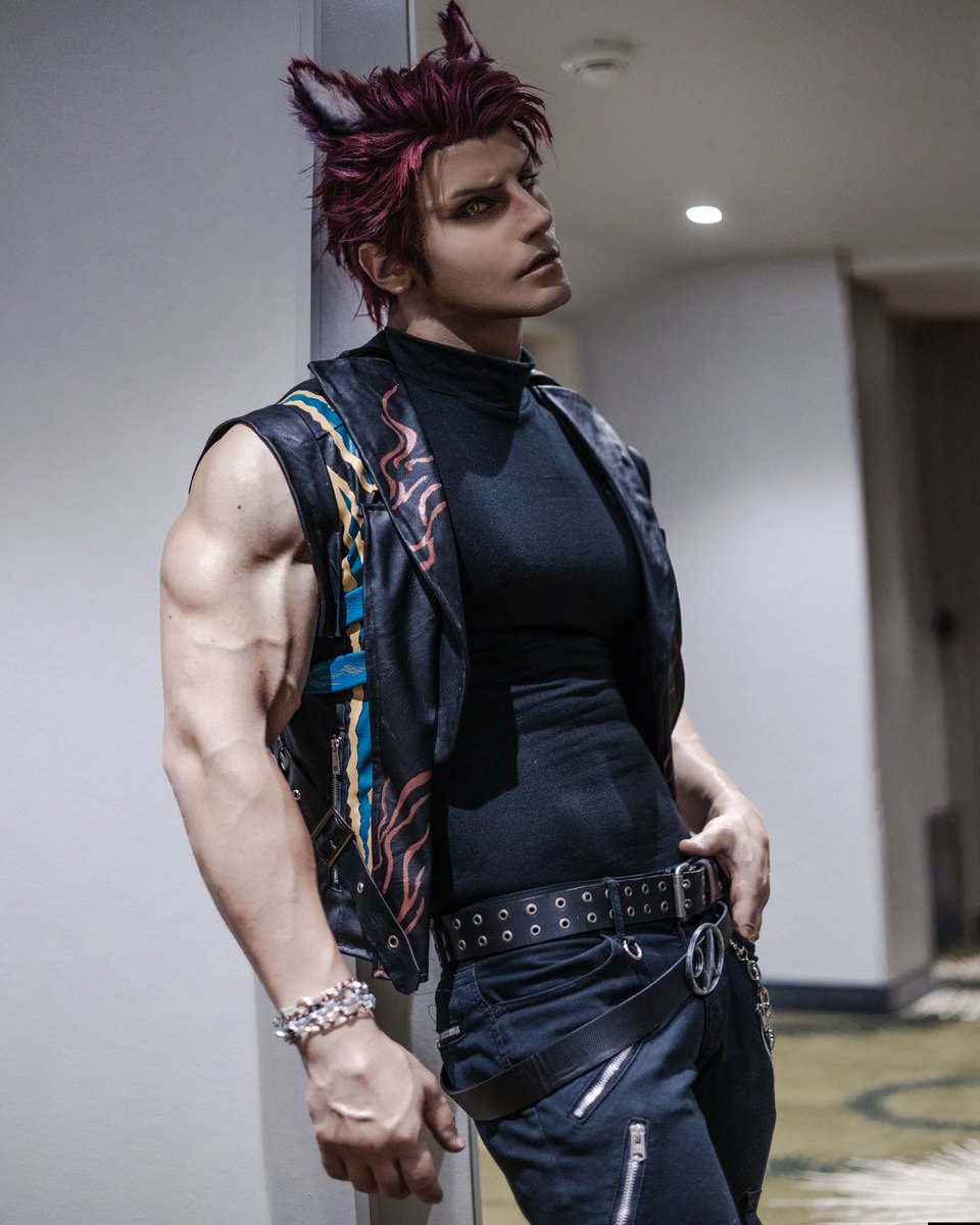 Taryn_Cosplay's tweet photo. Left or Right..? 🐺🍫💞
#BringValkoBack #BringBackValko  
#敖尹 #Valko https://t.co/7fn8lcp0KR