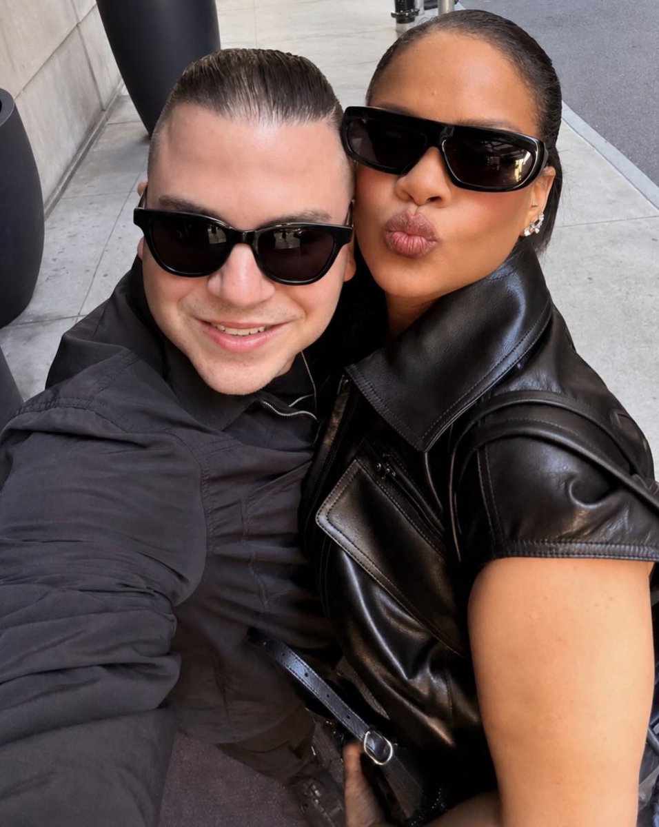 gabgonebad's tweet photo. Rihanna with a fan today in New York. https://t.co/sU2XZX2hCB