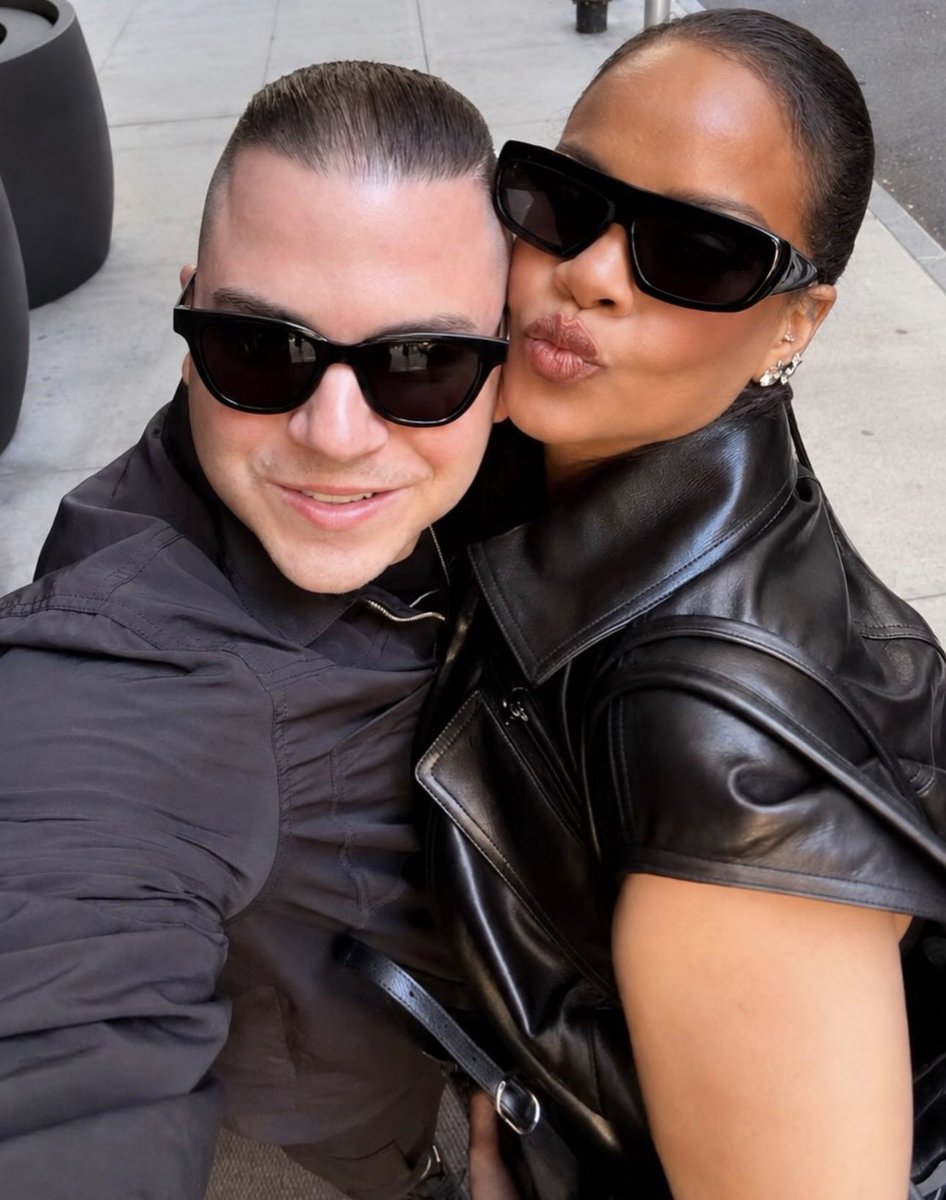 gabgonebad's tweet photo. Rihanna with a fan today in New York. https://t.co/sU2XZX2hCB