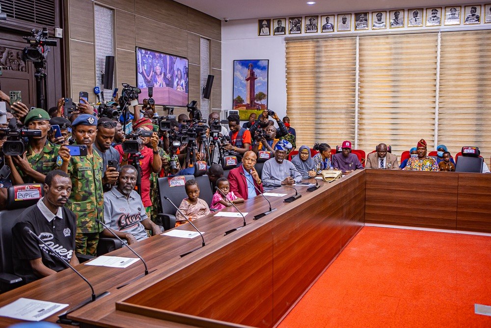 oyostategovt's tweet photo. Pictures: His Excellency Governor Seyi Makinde received Oriire abductees handed over by the military to the Oyo State Government this evening. His Excellency pledged his administration’s commitment to supporting their recovery going forward. https://t.co/bcou9AnaT3