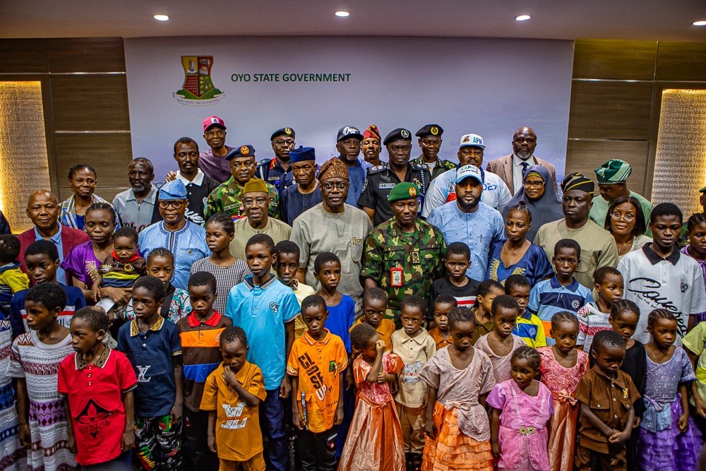 oyostategovt's tweet photo. Pictures: His Excellency Governor Seyi Makinde received Oriire abductees handed over by the military to the Oyo State Government this evening. His Excellency pledged his administration’s commitment to supporting their recovery going forward. https://t.co/bcou9AnaT3