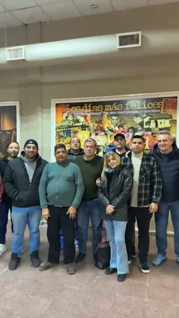 gerpmartinez's tweet photo. Junto a @RossiAgustinOk nos reunimos con representantes de las y los trabajadores de Expreso Brío. 

La recientemente aprobada Reforma Laboral empoderó a la patronal que despidió a sus trabajadores sin pagar indemnización y salarios adeudados.

Acompañamos su lucha en defensa de sus derechos.