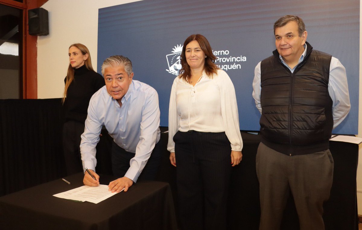 Rolo_Figueroa's tweet photo. PLOTTIER SE SUMA AL DESARROLLO Y LA PLANIFICACIÓN

Tal como lo anticipamos, nos reunimos con la intendenta Malena Resa, autoridades y concejales de Plottier para establecer una agenda de trabajo, coordinada y planificada, con un objetivo claro: transformar la ciudad y mejorar la calidad de vida de sus vecinos.
Este lunes, con el Gabinete Provincial y las autoridades municipales analizamos la realidad de Plottier y definimos estrategias para acompañar el crecimiento de una ciudad clave en esta etapa de desarrollo por la que transita la Provincia, desde hace dos años y medio.
Plottier tiene un enorme potencial y ya comenzó a ponerse de pie. Con estrategia, compromiso y respeto por la autonomía, este proceso irá consolidándose.