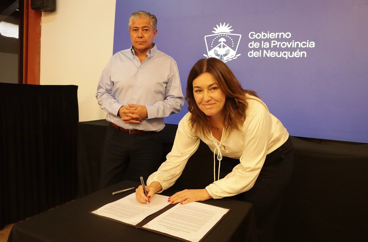 Rolo_Figueroa's tweet photo. PLOTTIER SE SUMA AL DESARROLLO Y LA PLANIFICACIÓN

Tal como lo anticipamos, nos reunimos con la intendenta Malena Resa, autoridades y concejales de Plottier para establecer una agenda de trabajo, coordinada y planificada, con un objetivo claro: transformar la ciudad y mejorar la calidad de vida de sus vecinos.
Este lunes, con el Gabinete Provincial y las autoridades municipales analizamos la realidad de Plottier y definimos estrategias para acompañar el crecimiento de una ciudad clave en esta etapa de desarrollo por la que transita la Provincia, desde hace dos años y medio.
Plottier tiene un enorme potencial y ya comenzó a ponerse de pie. Con estrategia, compromiso y respeto por la autonomía, este proceso irá consolidándose.