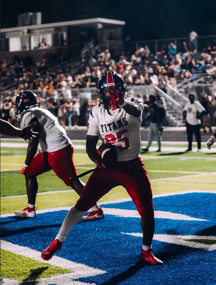 JasonStammSaid's tweet photo. HUGE target for 2028 that #USF is trying to keep home. INsider update over at @USFBulls_Rivals one one of the Bulls' recent offers, RB KeSean Smith from Tampa Bay Tech https://t.co/JTAih4uiRr https://t.co/JsQZUUsiBq