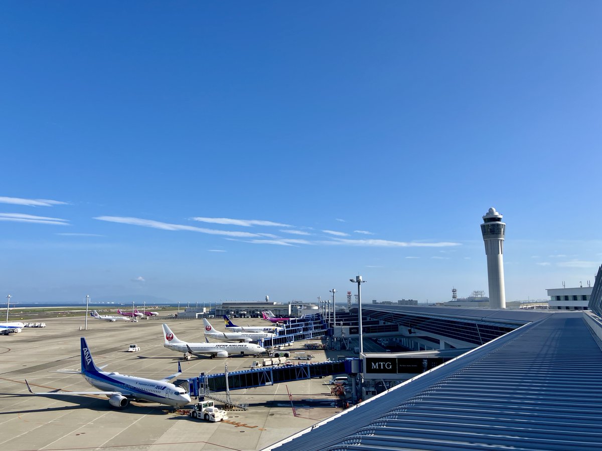 Centrairairport's tweet photo. おはようございます。セントレアスカイデッキなう。現在の気温は27℃。今日のセントレアの天気は晴れ時々曇り。最高気温は36℃の予報です。気持ち良い青空です。今日は暑くなりそうですね。体調にはお気をつけください。梅雨も明けますね。今日も一日よろしくお願いします。#イマソラ https://t.co/E11jyxzhq2