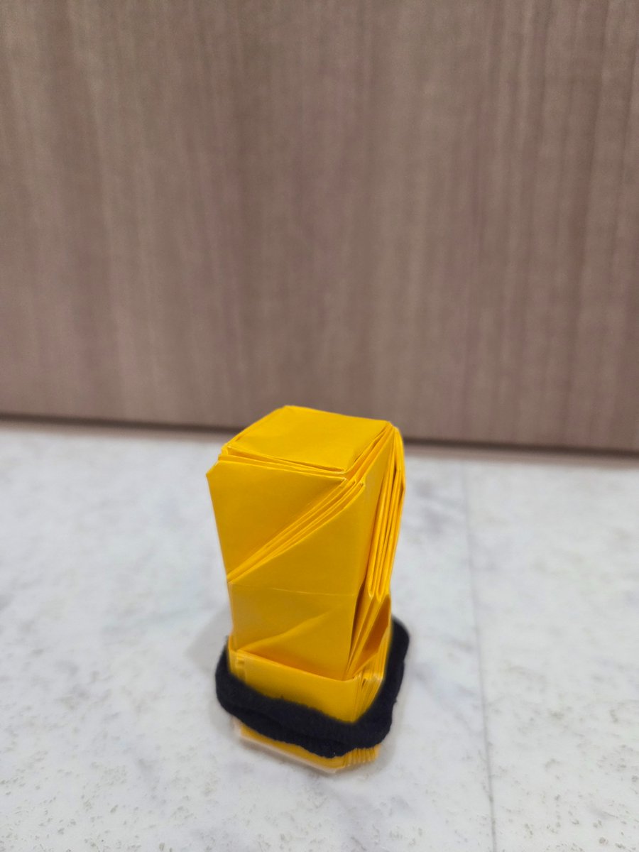 urwOrigami's tweet photo. #浦高　#折り紙
作品名　Super Easy Flasher Hat
出展　JeremyShaferOrigami (Youtube https://t.co/nTliMpuHYn)
折り手　わらどっこ

今回は35センチ平方を使ったので今度作るときはもう少し大きめの紙を使って実際に被れるようにしたいです！ https://t.co/20mZse4SZS